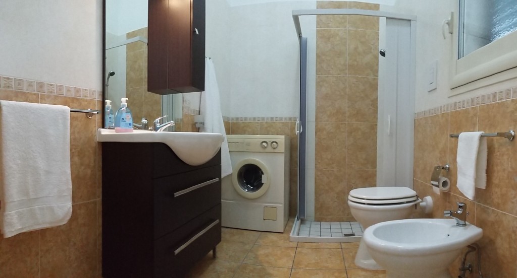 Il bagno interamente ristrutturato, molto comodo e spazioso, con lavatrice.